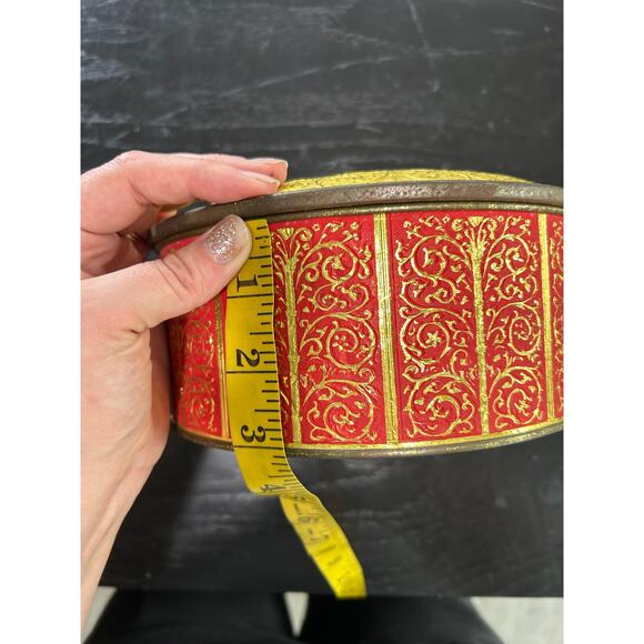 Vtg Decorative Tin- 8" Round Red Gold Intricate design- Guildcraft New York USA - Picture 6 of 6